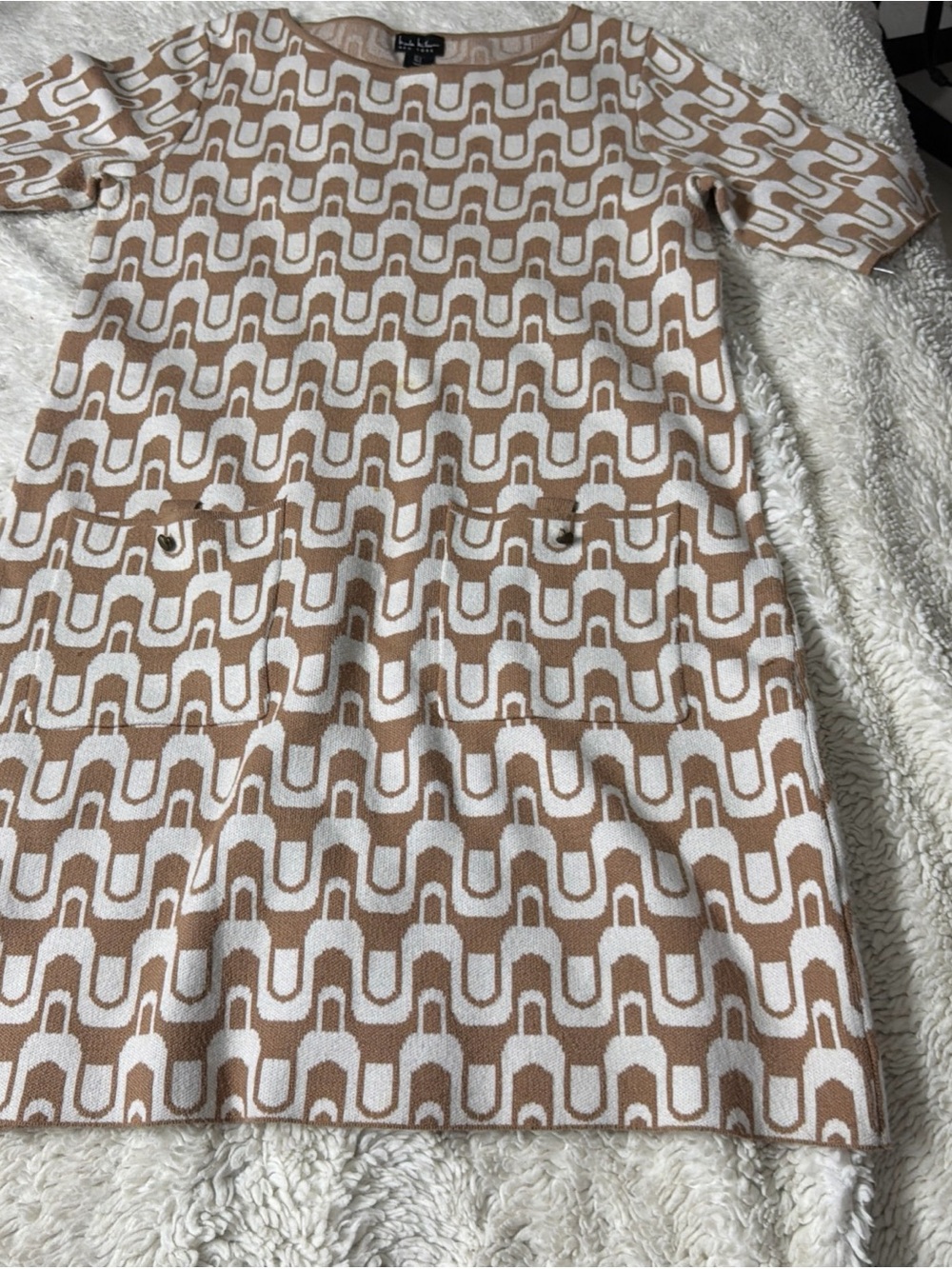 Nicole Miller size L Geometric Tan and White Knit Shift Dress